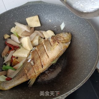 酸萝卜炖黄花鱼的做法步骤：15