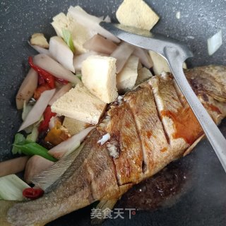 酸萝卜炖黄花鱼的做法步骤：16