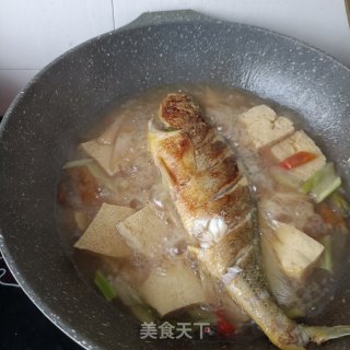 酸萝卜炖黄花鱼的做法步骤：19