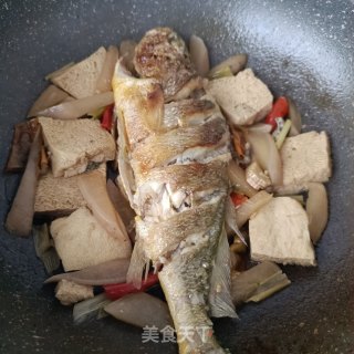 酸萝卜炖黄花鱼的做法步骤：20