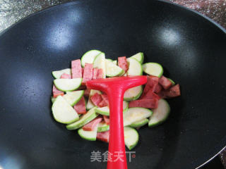 白玉菇烤火腿炒西葫芦的做法步骤：3
