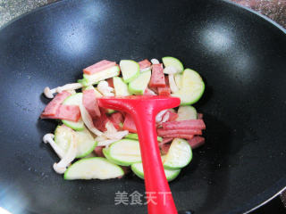 白玉菇烤火腿炒西葫芦的做法步骤：4