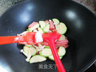 白玉菇烤火腿炒西葫芦的做法步骤：5