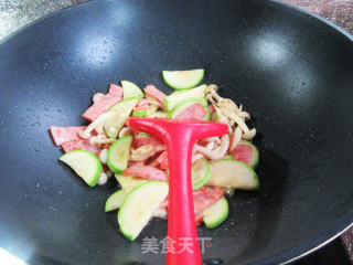 白玉菇烤火腿炒西葫芦的做法步骤：7