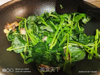 五花肉炒红薯叶的做法步骤：5