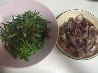 香肠炒韭苔的做法步骤：1