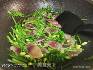 香肠炒韭苔的做法步骤：3