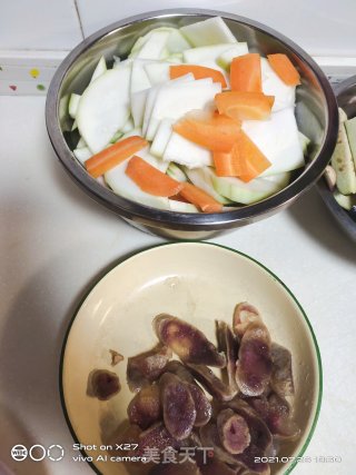 葫芦瓜烧香肠的做法步骤：1