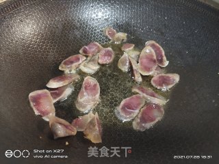 葫芦瓜烧香肠的做法步骤：2