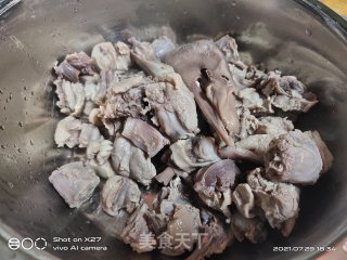 嫩姜红烧鸭的做法步骤：1
