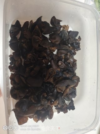 凉拌黑木耳的做法步骤：1