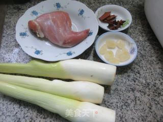 兔腿烧茭白的做法步骤：1