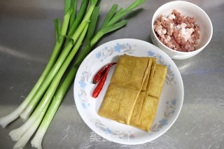 肉末青蒜豆腐干的做法步骤：1