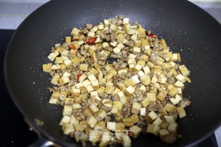 肉末青蒜豆腐干的做法步骤：5