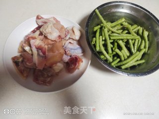 酸菜豆角烧鸡肉的做法步骤：1