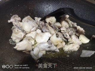 酸菜豆角烧鸡肉的做法步骤：2