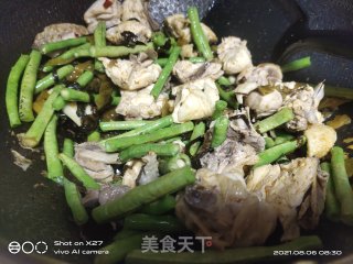 酸菜豆角烧鸡肉的做法步骤：3