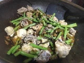 酸菜豆角烧鸡肉的做法步骤：4