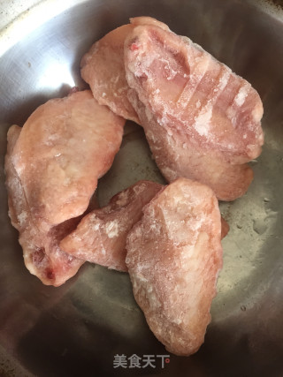 西红柿焖鸡翅的做法步骤：1