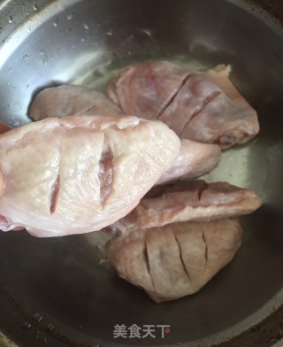脆皮鸡亦的做法步骤：2