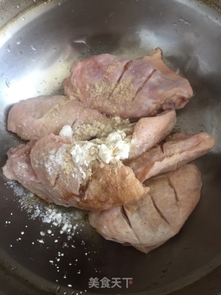 脆皮鸡亦的做法步骤：3