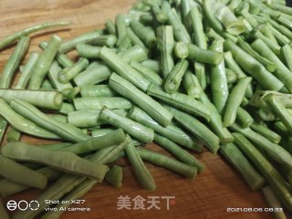 香肠炒豆角的做法步骤：2