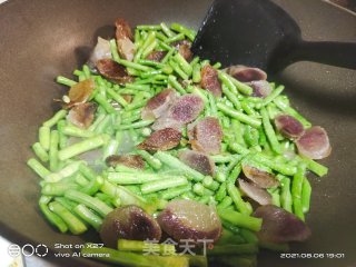 香肠炒豆角的做法步骤：5