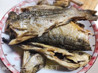 豆角烧干鱼的做法步骤：1