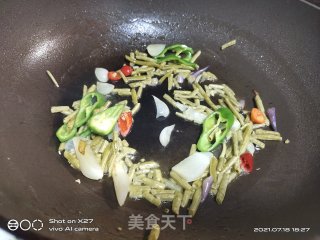 香肠炒酸豆角的做法步骤：2