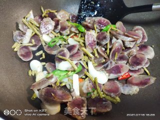 香肠炒酸豆角的做法步骤：3