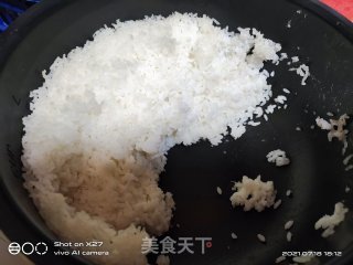 鸡蛋香肠炒饭的做法步骤：2
