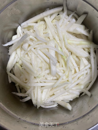 腌苤蓝（榨菜）的做法步骤：1