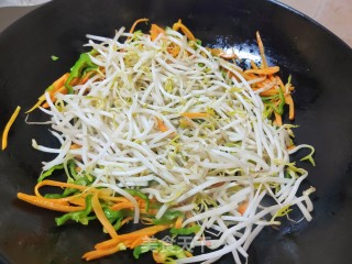 豆芽炒三丝的做法步骤：7