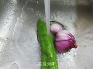 青椒素炒洋葱的做法步骤：2
