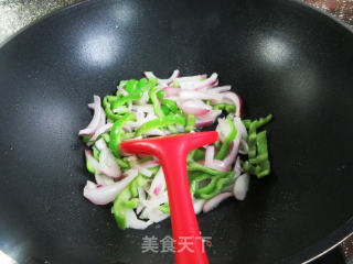 青椒素炒洋葱的做法步骤：4