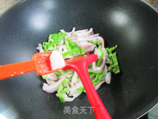 青椒素炒洋葱的做法步骤：5
