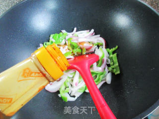 青椒素炒洋葱的做法步骤：6
