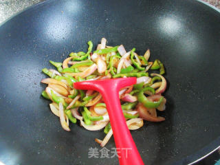 青椒素炒洋葱的做法步骤：7