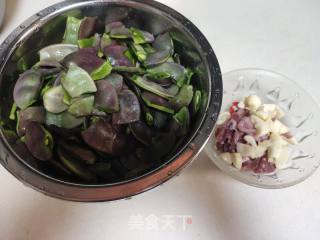 肉片炒扁豆的做法步骤：1