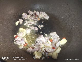 肉片炒扁豆的做法步骤：2