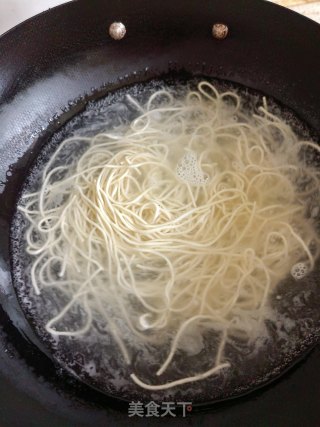青椒肥肠菜叶面的做法步骤：1