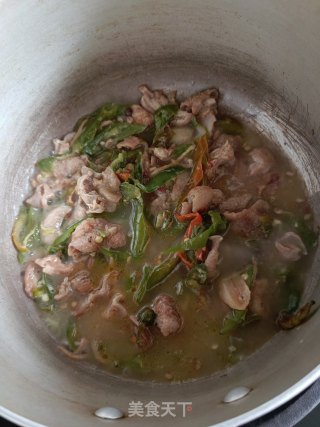 青椒肥肠菜叶面的做法步骤：3