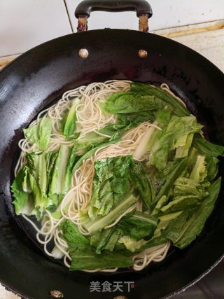 青椒肥肠菜叶面的做法步骤：4
