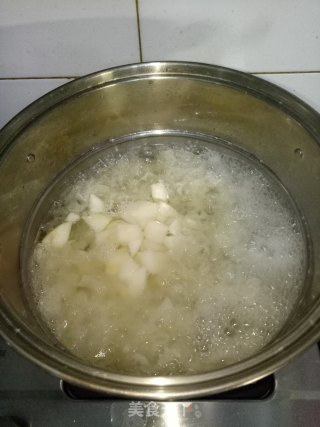 雪梨银耳甜汤的做法步骤：5