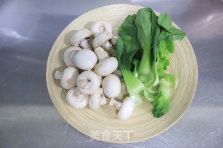 口蘑炒油菜的做法步骤：1