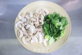 口蘑炒油菜的做法步骤：2