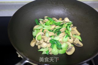 口蘑炒油菜的做法步骤：5