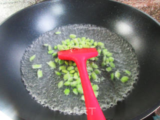 五花肉毛豆炒娃娃菜的做法步骤：5