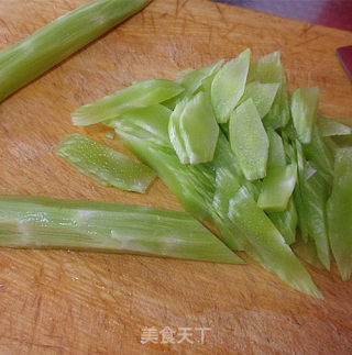 鸡蛋——鸡蛋炒莴笋的做法步骤：2