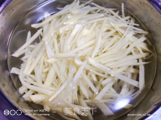 素炒土豆丝的做法步骤：1